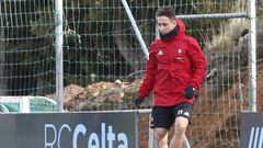 Emre Mor toca el bal&oacute;n durante un entrenamiento del Celta en A Madroa.