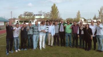 Jugadores y directivos del Villanovense celebran el emparejamiento con el Fútbol Club Barcelona tras el sorteo de los dieciseisavos de la Copa del Rey. 