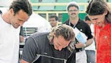 <b>CUMPLEAÑOS. </b>Moyá y Nadal felicitan a Nalbandián (25 años).