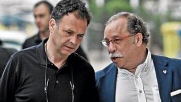 <b>ANIMADOS. </b>Joaquín Caparrós y Fermín Palomar charlan camino del aeropuerto de Murcia.