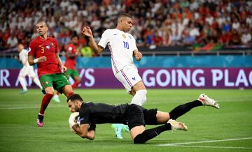 Rui Patricio y Kylian Mbappé.