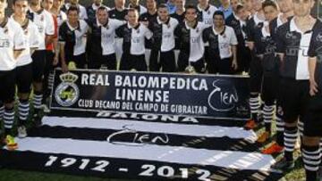 <b>DECANO EN GIBRALTAR. </b>La actual plantilla de la Real Balompédica Linense posa orgullosa en el Estadio Municipal de La Línea con el famoso peñón de marco.