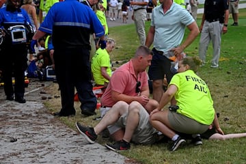 Una tormenta eléctrica paró el juego en el East Lake Golf Club de Atlanta, el campo en el que se disputa el Tour Championship, la final de la millonaria FedEx Cup. Un rayo cayó sobre un árbol, que se incendió y provocó que varios espectadores resultaran heridos. Varias ambulancias se dirigieron al lugar del suceso, aunque, según la NBC, no correrían peligro las vidas de ninguno de los afectados. 