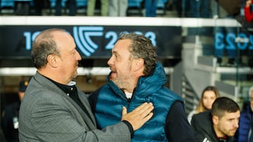 Rafa Ben¨ªtez, entrenador del Celta, y Sergio Gonz¨¢lez, t¨¦cnico del C¨¢diz, se saludan durante el partido de la Liga EA Sports.