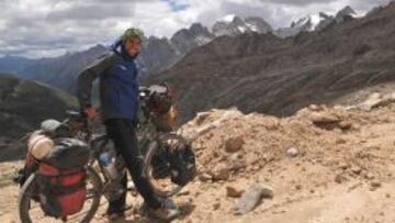 Javier Mart&iacute;nez posa con su bicicleta en un descanso de su largo viaje.