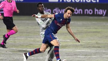 Paul, que debutó de titular en Liga, en un lance con Mosquera.