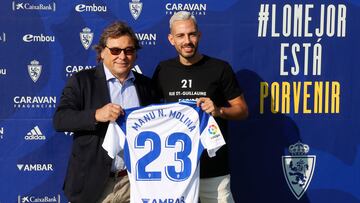 Manu Molina posa con la camiseta del Real Zaragoza junto a Raúl Sanllehí.