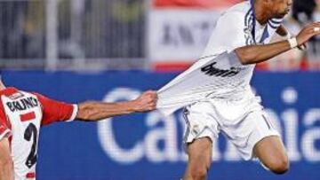 <b>BRUNO ATRAPÓ A ROBINHO</b>. Aunque fue de los pocos madridistas que se salvaron ayer, Robinho no estuvo tan fino como acostumbra. Mucha culpa de ello la tuvo Bruno. El lateral derecho el Almería estuvo contundente en defensa y participativo en ataque. En la imagen, Robinho se marcha de él a pesar de su agarrón en una acción del partido.