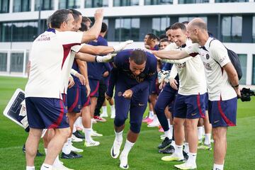 El PSG y el delantero acercaron posturas y el de Bondy volvió a entrenarse con el grupo que dirige Luis Enrique.