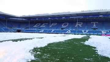 Nieve en el césped del estadio de Mendizorroza.