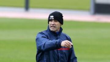 Paco da órdenes en el entrenamiento de ayer.
