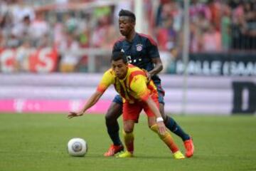 David Alaba tras Alexis Sánchez.