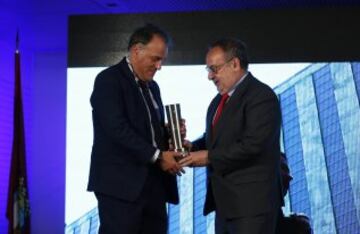 Alfredo Relaño entrega el Premio a la “Estrategia de comercialización global” a Javier Tebas por LaLiga. 