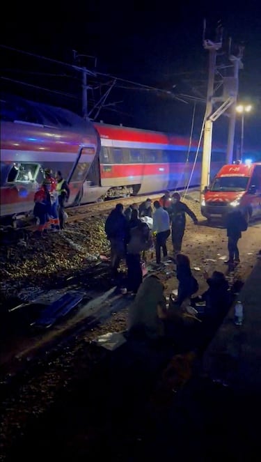 Los equipos de emergencias buscan entre los restos del descarrilamiento de dos trenes de alta velocidad en Adamuz.