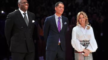 Magic Johnson, Rob Pelinka y Jeanie Buss, durante un acto