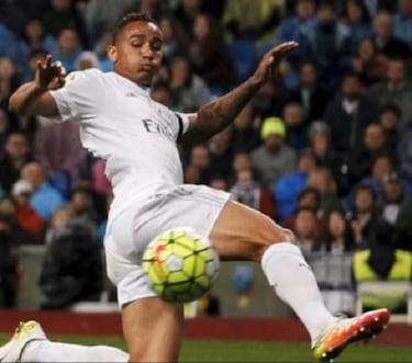 Real Madrid reject first offer from Juventus for Danilo