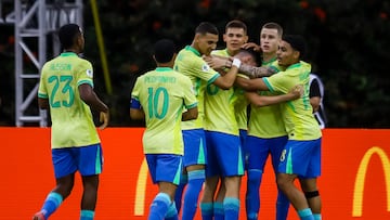 Brasil celebra uno de sus goles contra Bolivia.