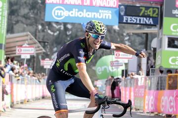 La colecci車n de etapas y de podios en las tres grandes la complet車 en 2016, en la 迆nica vez en que se inscribi車 en el Giro. Y a punto estuvo de llev芍rselo. Se qued車 a 1:17 de un excepcional Nibali. Chaves ocup車 la segunda posici車n. En la 16? jornada, en Andalo, se apunt車 un triunfo ※con sabor a gloria§. ※S車lo falta el oro mundialista§, dijo con espontaneidad.