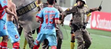 Fue en 2013, dentro de la fase de grupos cuando los futbolistas del Arsenal de Sarandi y Atlético Minero se vieron inmiscuidos en una bronca en los vestidores durante el descanso; el mayor problema se dio al final del partido cuando los argentinos encararon con todo al árbitro Enrique Cáceres, lo que obligó a los policías a ingresar al campo. Al final ocho elementos pasaron la noche en la cárcel.