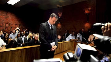 Oscar Pistorius, ante el tribunal durante el juicio por el asesinato de su novia Reeva Steenkamp.