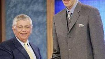 <b>CUMPLE SU SUEÑO</b>. Fran Vázquez recibe las felicitaciones del comisionado de la NBA, David Stern.