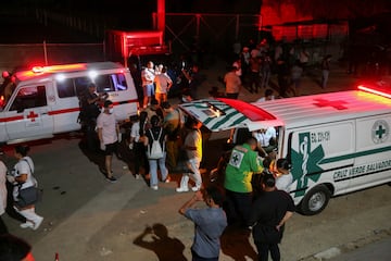 Un hombre es atendido en la ambulancia antes de ser trasladado al hospital.