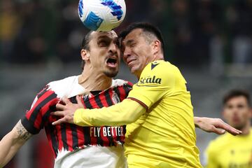 El chileno Gary Medel y el sueco Zlatan Ibrahimovic protagonizaron un fuerte choque durante el partido entre el AC Milan y el Bolonia. Los dos jugadores quedaron tendidos en el césped, sangrando. Necesitaron de asistencia médica para poder incorporarse.
