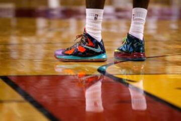 Miami 86 - Bulls 93 (0-1). Las zapatillas de LeBron James, jugador de los Miami Heat.