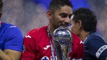Jose de Jesus Corona de Cruz Azul lifts the Champion trophy with the Players after the game Cruz Azul vs Santos, corresponding to second leg match Final of the Torneo Clausura Guard1anes 2021 of the Liga BBVA MX, at Azteca Stadium, on May 30, 2021.
<br><br>
Jose de Jesus Corona de Cruz Azul levanta el trofeo de Campeon con los Jugadores despues del partido Cruz Azul vs Santos, correspondiente al partido de vuelta de la Gran Final del Torneo Clausura Guard1anes 2021 de la Liga BBVA MX, en el Estadio Azteca, el 30 de Mayo de 2021.