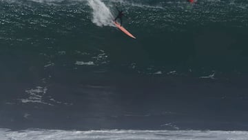 Laura Coviella surfeando una ola gigante en Chile
