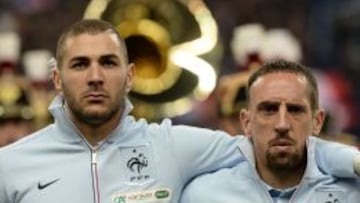 Benzema escucha el himno junto a Ribery.