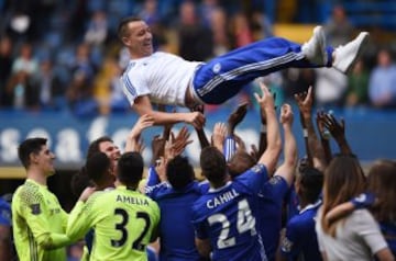 John Terry es manteado por sus compañeros en mayo de 2016. Pensaron que no continuaría pero al final renovó un año más y finalizará su relación con el Chelsea este mes de junio de 2017.