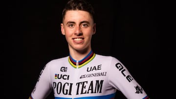 El ciclista suizo Jan Christen posa con el maillot arcoíris de campeón del mundo junior de ciclocross.