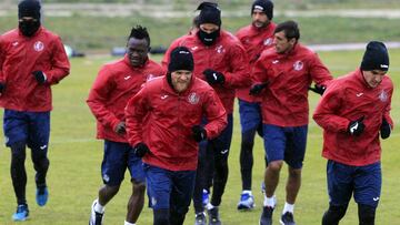 Antunes tira del grupo seguido de Djené y Damián, entre otros.