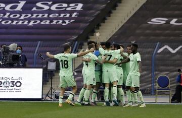 1-2. Nico Williams celebra el segundo gol.