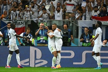 67 minutos, eso es lo que ha tardado Kylian Mbappé en marcar su primer gol como jugador del Real Madrid. Lo intentó primero Vinicius, pero no lo logró por poco. Lo buscó después Bellingham, que sí llegó a conectar con el francés, que recibió del inglés, amagó al rival y clavó un disparo a la mismísima escuadra. Qué forma de estrenarse.