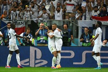 67 minutos, eso es lo que ha tardado Kylian Mbappé en marcar su primer gol como jugador del Real Madrid. Lo intentó primero Vinicius, pero no lo logró por poco. Lo buscó después Bellingham, que sí llegó a conectar con el francés, que recibió del inglés, amagó al rival y clavó un disparo a la mismísima escuadra. Qué forma de estrenarse.