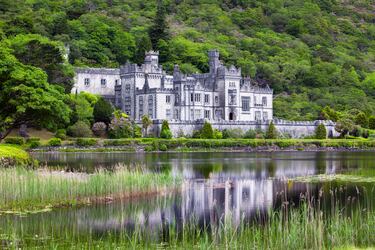 Uno de los La Abadía de Kylemore (Kylemore Abbey) es uno de los lugares más fotogénicos y románticos de Irlanda. Ubicada en el corazón de Connemara (Condado de Galway), es un castillo neogótico que parece flotar sobre las aguas del lago Pollacappul, rodeado de montañas. El Castillo de Mitchell Henry fue construido en 1867 por Mitchell Henry como un regalo para su esposa, Margaret, después de que ambos se enamoraran de la zona durante su luna de miel.