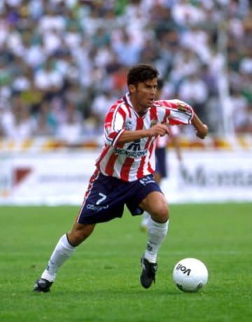 El hijo pródigo de Guadalajara, uno de los favoritos de la afición. Llegó en 1994 a Chivas y se coronó Campeón de Liga en el Verano 97. A pesar de no estar de acuerdo, fue vendido al acérrimo rival, América, en 1999. El amor fue más fuerte y regresó para 2002, donde alcanzó la final del Clausura 2004. Se marchó a finales de ese año a Chivas USA donde se retiró en 2009 con 37 años.