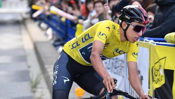 Egan Bernal durante una carrera con el Ineos.