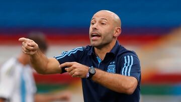 AMDEP331. CALI (COLOMBIA), 21/01/2023.- El entrenador de Argentina Javier Mascherano dirige hoy, en un partido de la fase de grupos del Campeonato Sudamericano Sub'20 entre las selecciones de Paraguay y Argentina en el estadio Pascual Guerrero en Cali (Colombia). EFE/ Ernesto Guzmán Jr.
