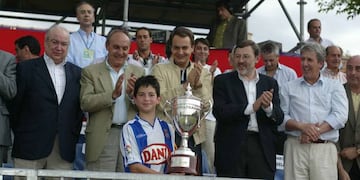 Jordi Amat recoge el trofeo de Brunete de manos del presidente del Gobierno, José Luis Rodríguez Zapatero.