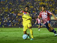 Jose Zuniga (L) of America fights for the ball with Luis Romo (R) of Guadalajara during the 8th round match between America and Guadalajara as part of the Liga BBVA MX, Torneo Apertura 2025 at Ciudad de los Deportes Stadium, on September 13, 2025 in Mexico City, Mexico.