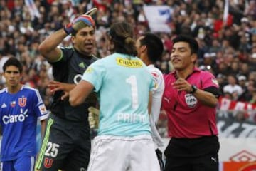 El 21-10-2012, Colo Colo derrotó 1-0 a la U en el Monumental, con gol de Carlos Muñoz. Tras el partido, el arquero Francisco Prieto se burló de la barra azul Los de Abajo. Ese gesto enojó a Johnny Herrera, quien corrió todo el campo para increpar al golero albo. Ambos fueron expulsados después del partido, junto a Gonzalo Fierro.