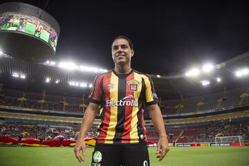 El máximo goleador en la historia de Chivas, había ya colgado los botines en noviembre de 2018, sin embargo, el 'mochiteco' sorprendió al anunciar su vuelta al fútbol profesional en 2019 con los Leones Negros.