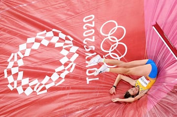 Yaroslava Mahuchikh del equipo de Ucrania compitiendo en la final de salto de altura femenino.