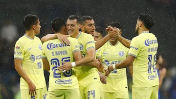 MEX1929. CIUDAD DE MÉXICO (MÉXICO), 20/08/2022.- Jugadores del América celebran su triunfo ante el Cruz Azul, hoy, durante un partido por la jornada 10 del torneo Apertura 2022 de la Liga MX, en el estadio Azteca en Ciudad de México (México). EFE/ Isaac Esquivel
