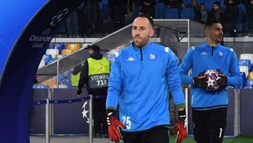 David Ospina y Alex Meret antes de un partido con Napoli.