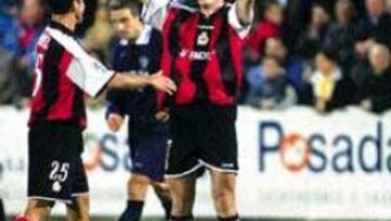 BIGOLEADOR. Pandiani marcó dos tantos y el Deportivo arrolló al equipo asturiano, a pesar de que el Marino se adelantó en el marcador.