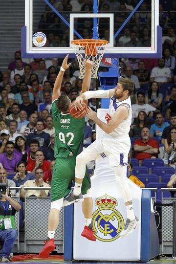 Tapón de Andrés Nocioni  a Alen Omic.
